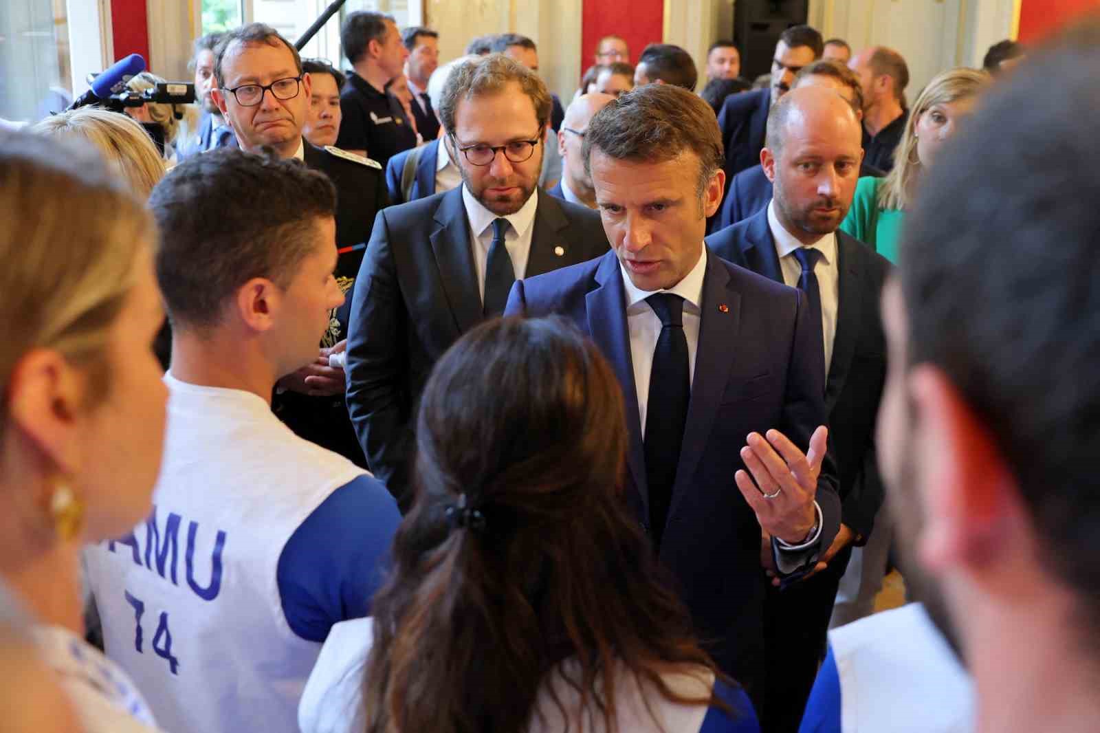 FRANSA CUMHURBAŞKANI EMMANUEL MACRON, ÜLKENİN GÜNEYDOĞUSUNDAKİ ANNECY BÖLGESİNDE BİR PARKTA