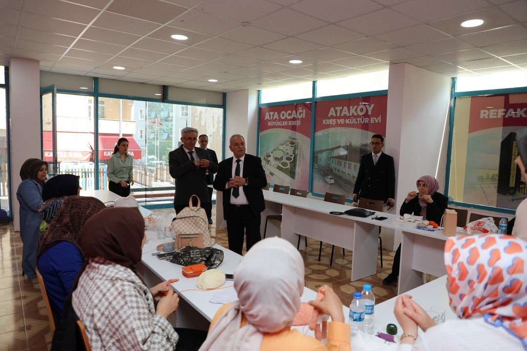 İLKADIM BELEDİYESİ TARAFINDAN HAYATA GEÇİRİLEN MAHALLE KREŞLERİNDE ANNELER EL SANATLARINI