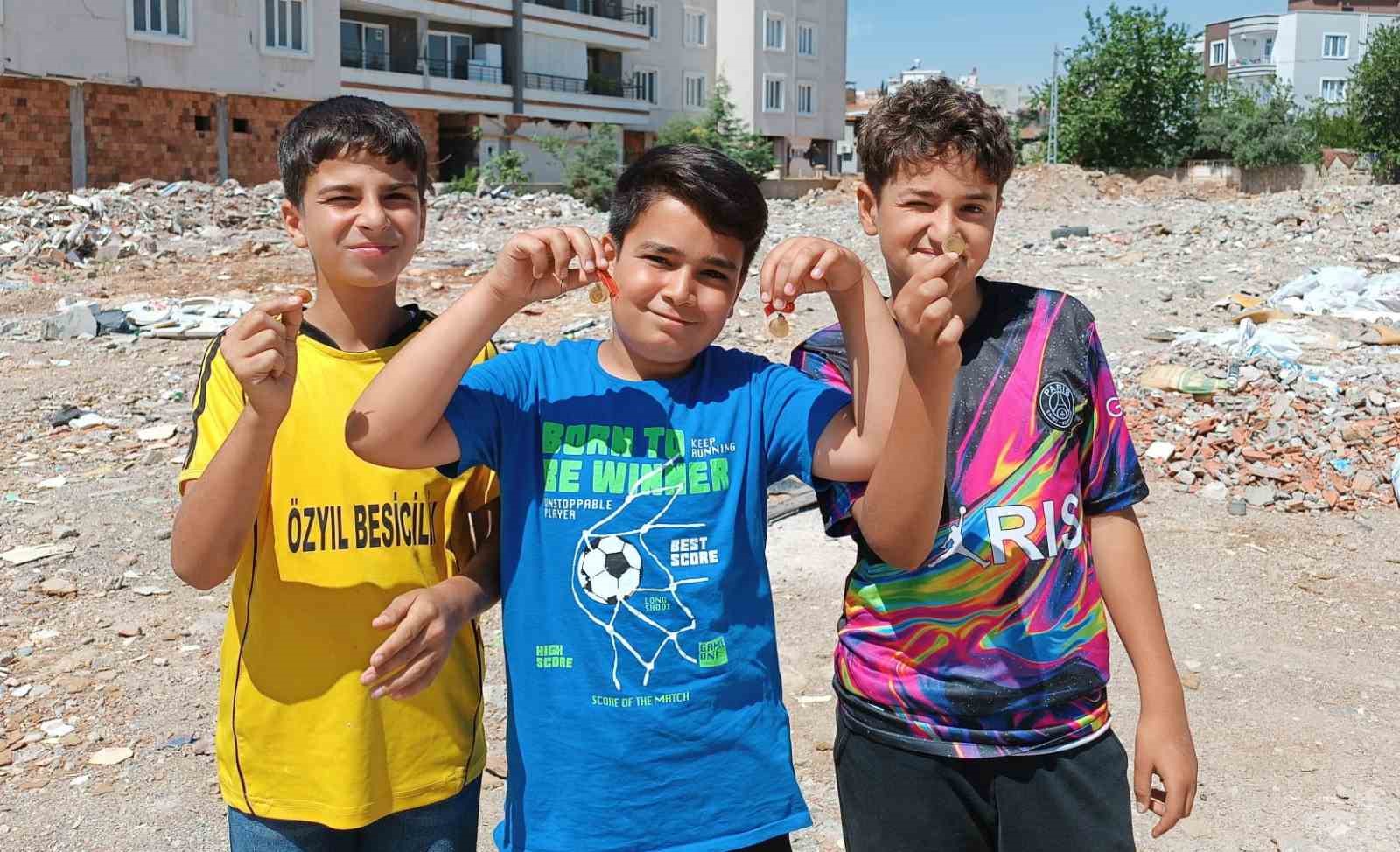 ADIYAMAN’DA MAHALLEDE OYUN OYNAYAN ÇOCUKLAR ENKAZDA BULDUKLARI ALTINLARI POLİSE TESLİM