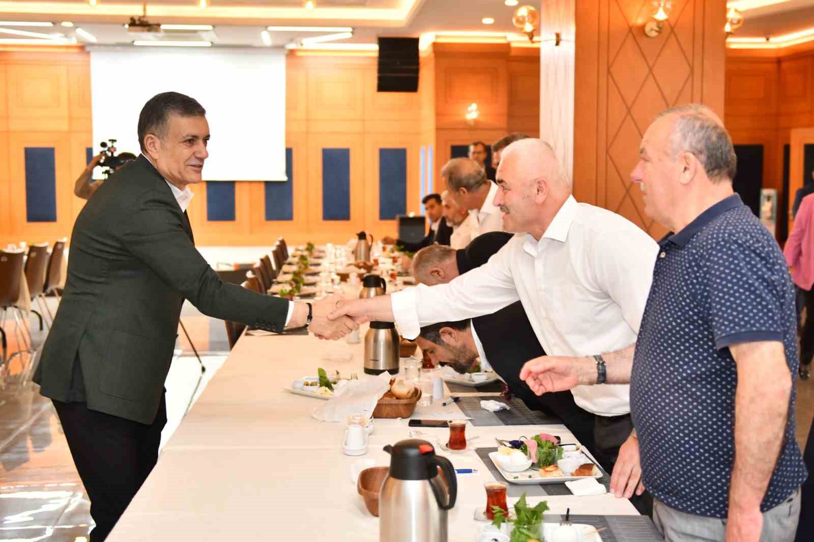 MUHTARLARLA KAHVALTI PROGRAMINDA BİR ARAYA GELEN ESENYURT BELEDİYE BAŞKANI KEMAL