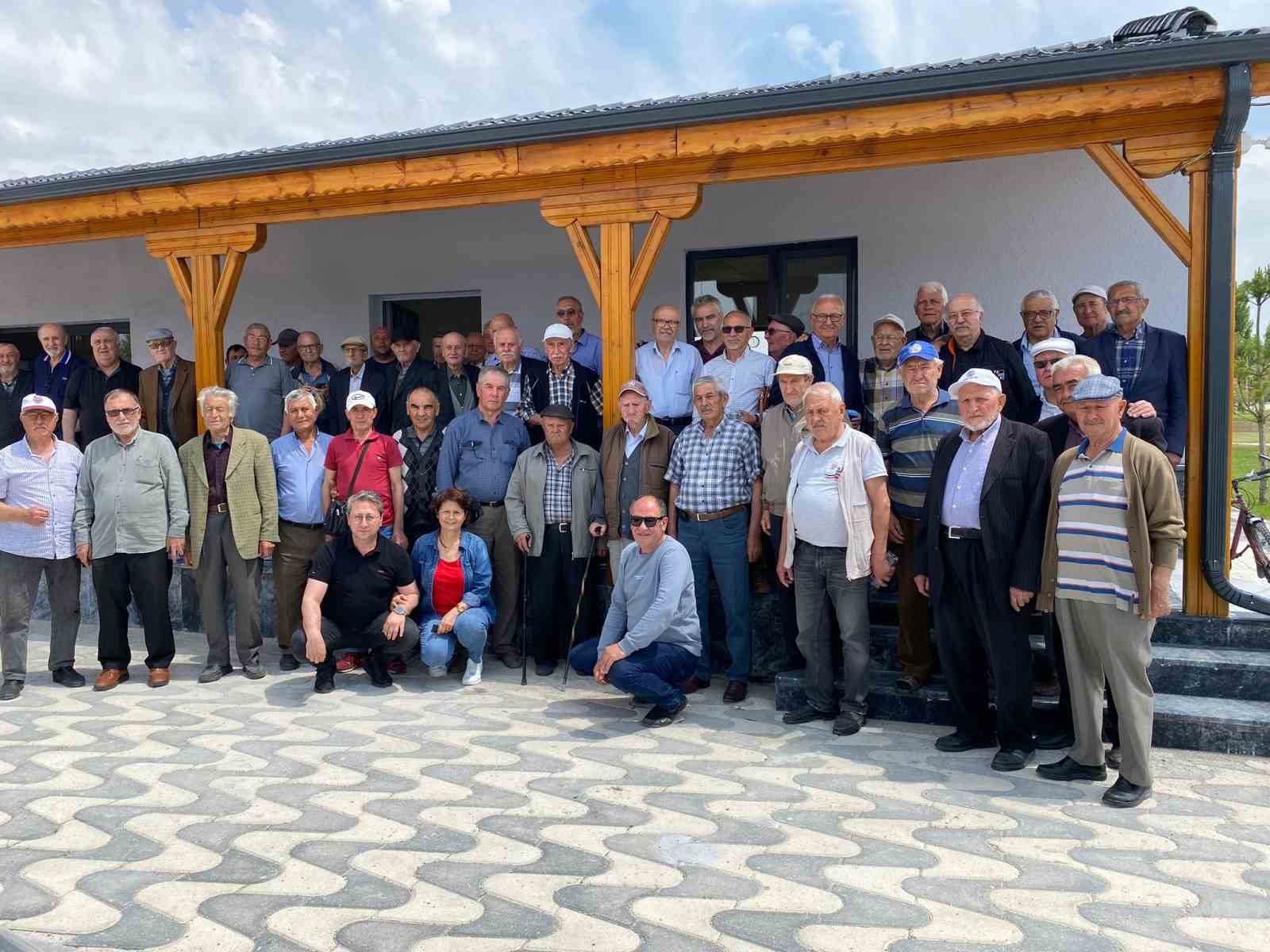 MAHMUDİYE İLÇESİNDE ‘YAŞLILARA VEFA’ ÖRNEK DAVRANIŞI. YAŞLILAR HEP BİRLİKTE GÖRÜLÜYOR.