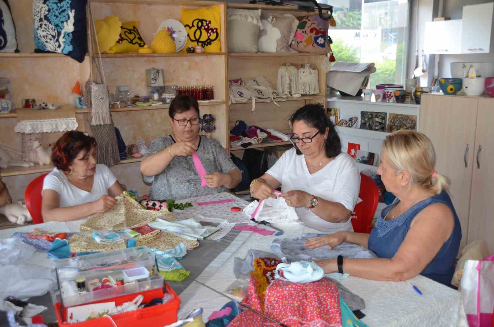 KADINLARIN EL EMEĞİ, DEPREM BÖLGESİNDEKİ ÇOCUKLARIMIZA BAYRAM NEŞESİ OLUYOR. MAKKO