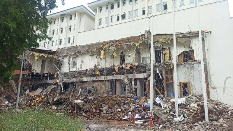 6 ŞUBAT DEPREMLERİNDE AĞIR HASAR ALAN MALATYA ADLİYE BİNASI’NIN YIKIMINA