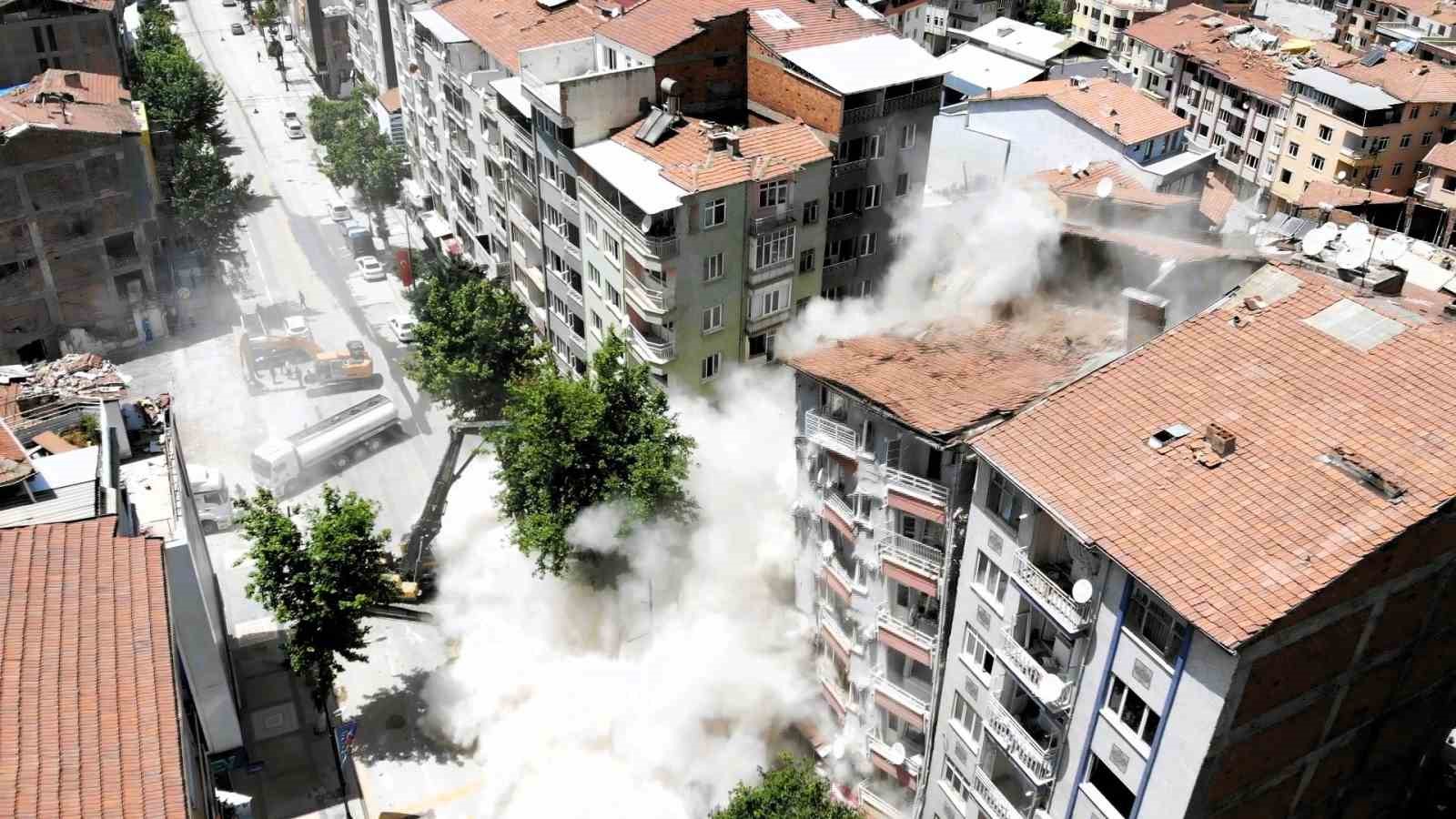 ASRIN FELAKETİNİN YAŞANDIĞI MALATYA’DA AĞIR HASARLI BİNALARIN YIKIMI SÜRÜYOR.