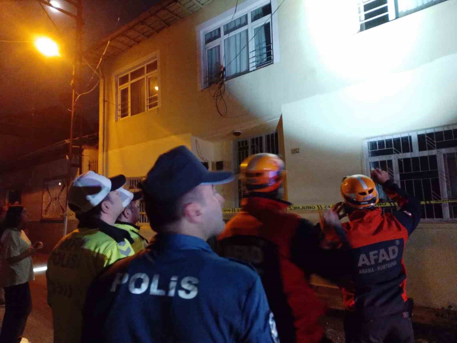 MALATYA'NIN YEŞİLYURT İLÇESİNDE DEPREMLERDE HASAR ALAN İKİ KATLI KERPİÇ BİR