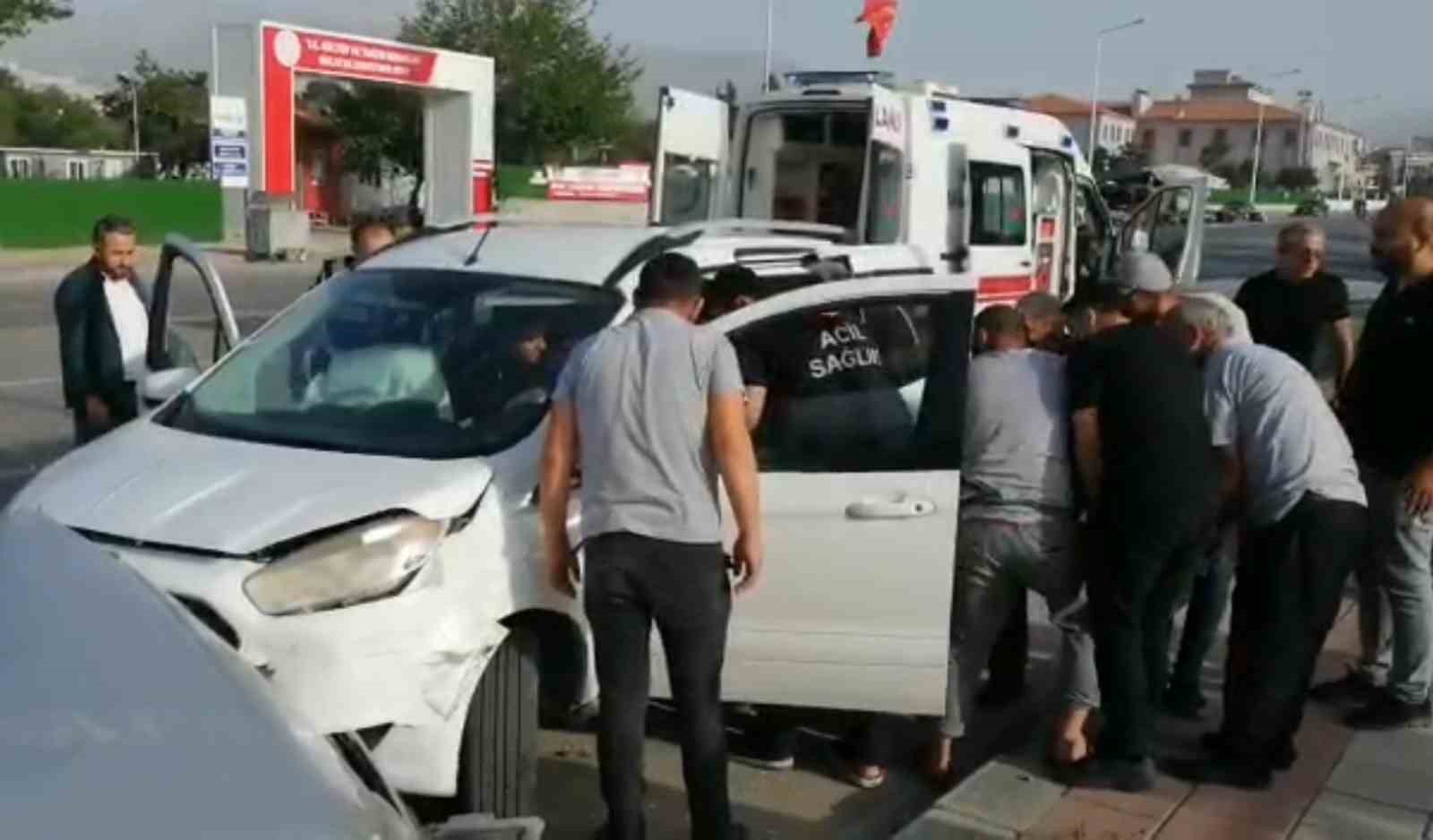 MALATYA'DA DİREKSİYON HAKİMİYETİNİ KAYBEDEN ARAÇ PARK HALİNDEKİ 2 ARACA ÇARPTI.