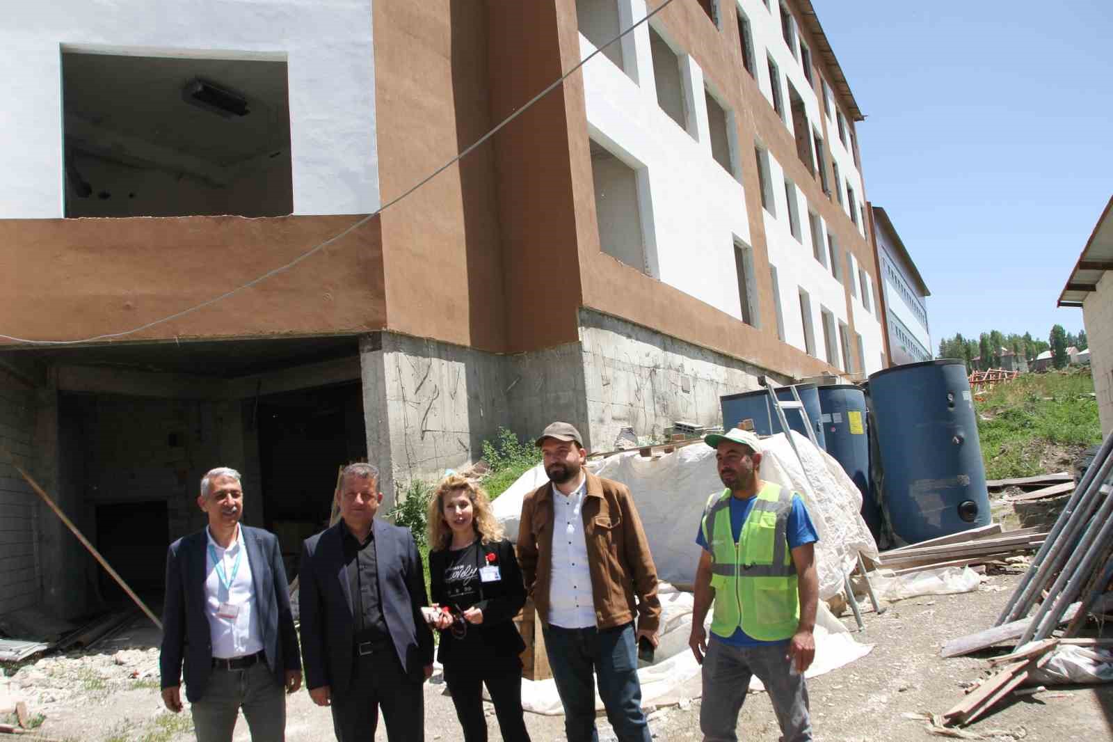 MALAZGİRT DEVLET HASTANESİ İNŞAATINDA ÇALIŞMALAR YENİDEN BAŞLADI