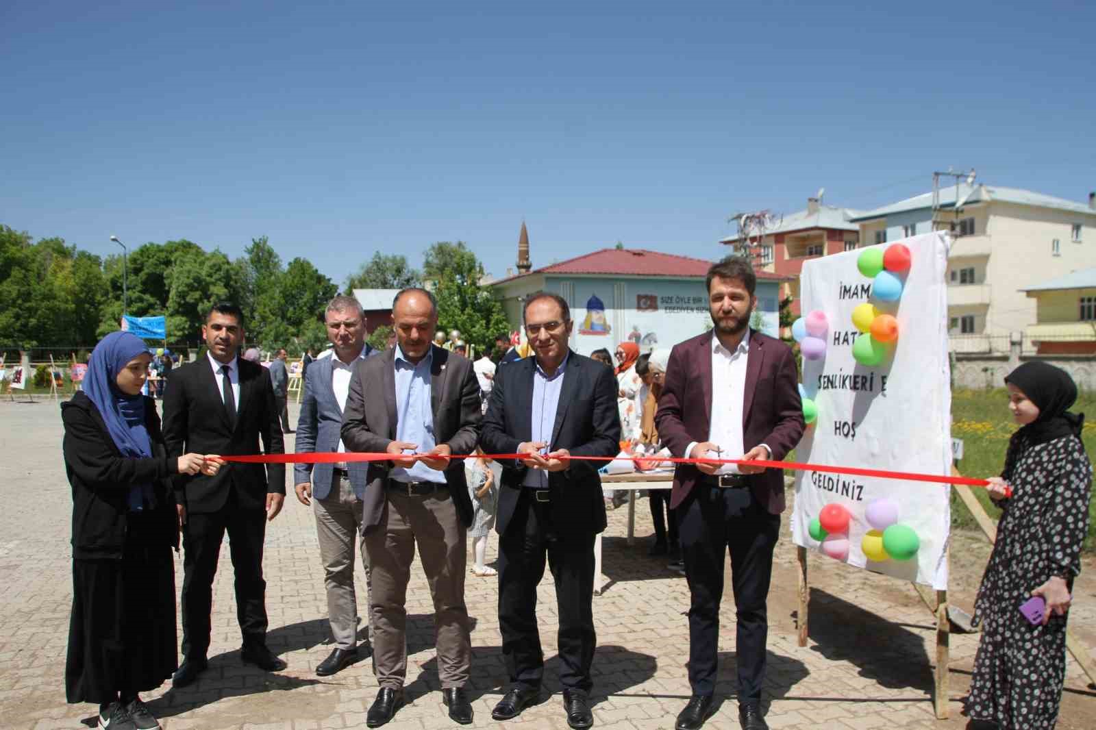 MUŞ’UN MALAZGİRT İLÇESİNDEKİ ALPASLAN ANADOLU KIZ İMAM HATİP LİSESİ ÖĞRETMEN