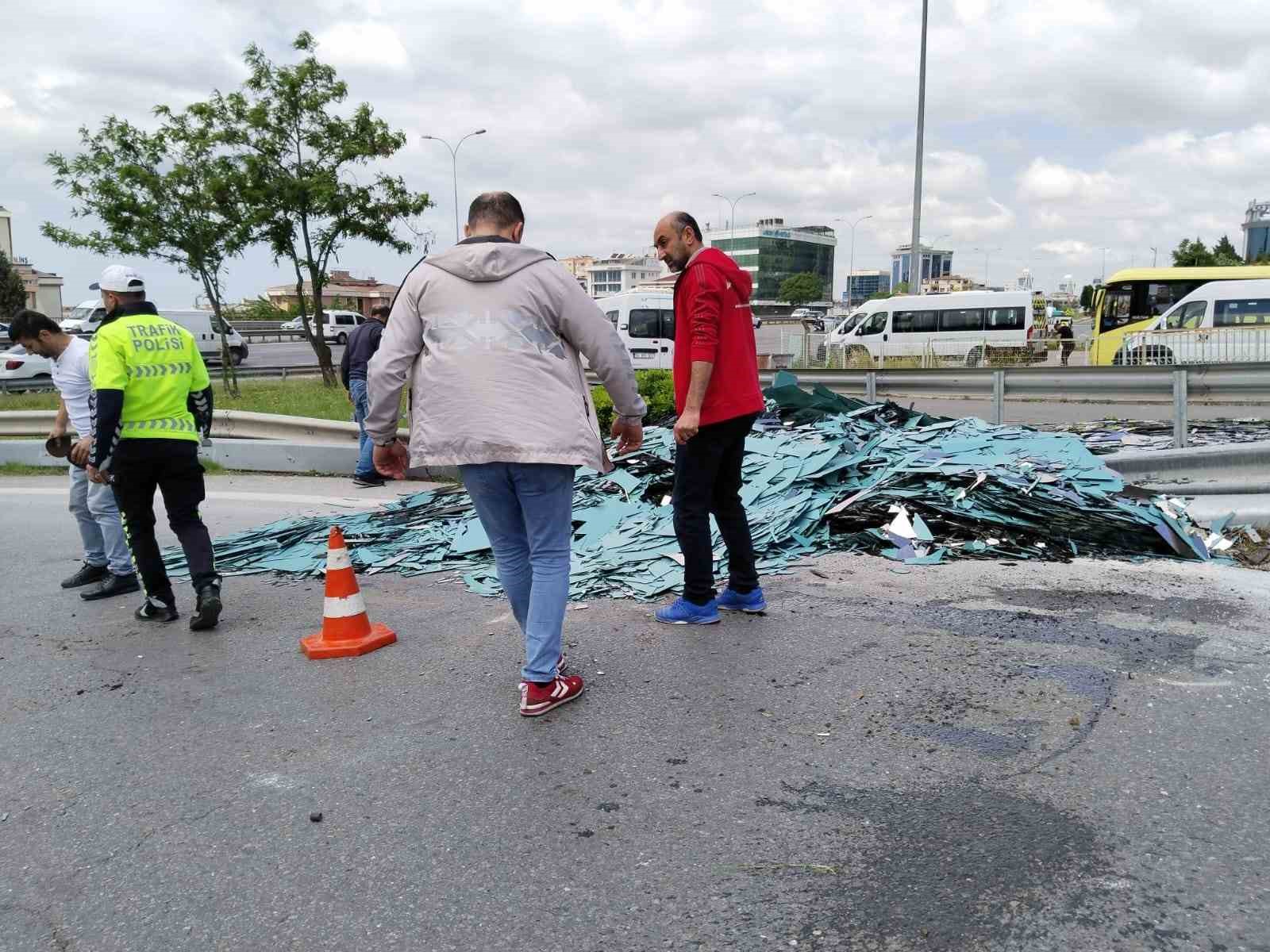 MALTEPE'DE CAM YÜKLÜ KAMYONET YAN YATTI, CAMLAR YOLA SAVRULARAK PARÇALANDI.