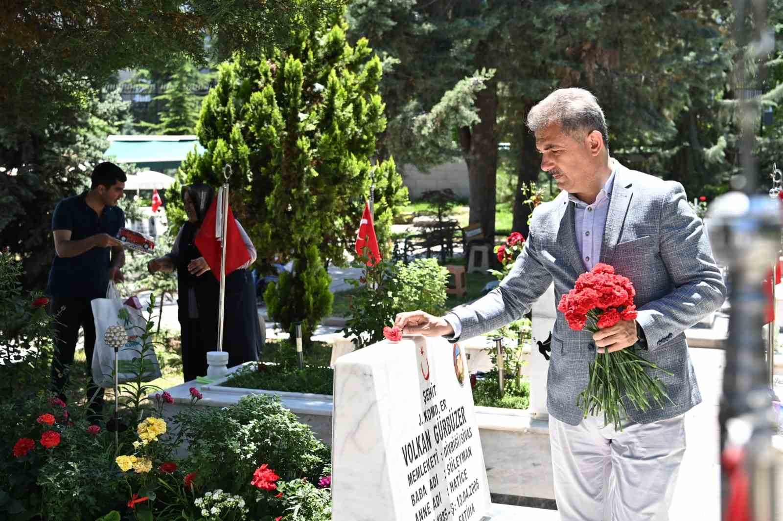MAMAK BELEDİYE BAŞKANI MURAT KÖSE, ANKARA’DA BULUNAN CEBECİ ASKERİ ŞEHİTLİĞİ’Nİ