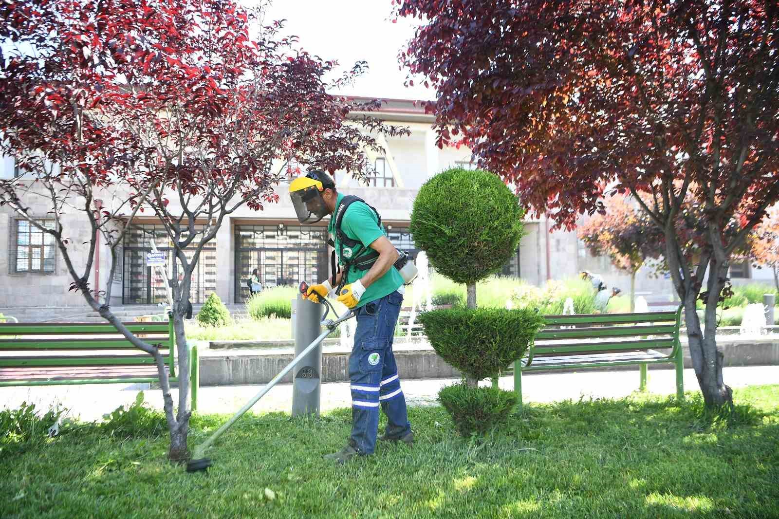 MAMAK BELEDİYESİ, İLÇE GENELİNDEKİ PARK VE BAHÇELERDE YABANİ OT TEMİZLİĞİ,
