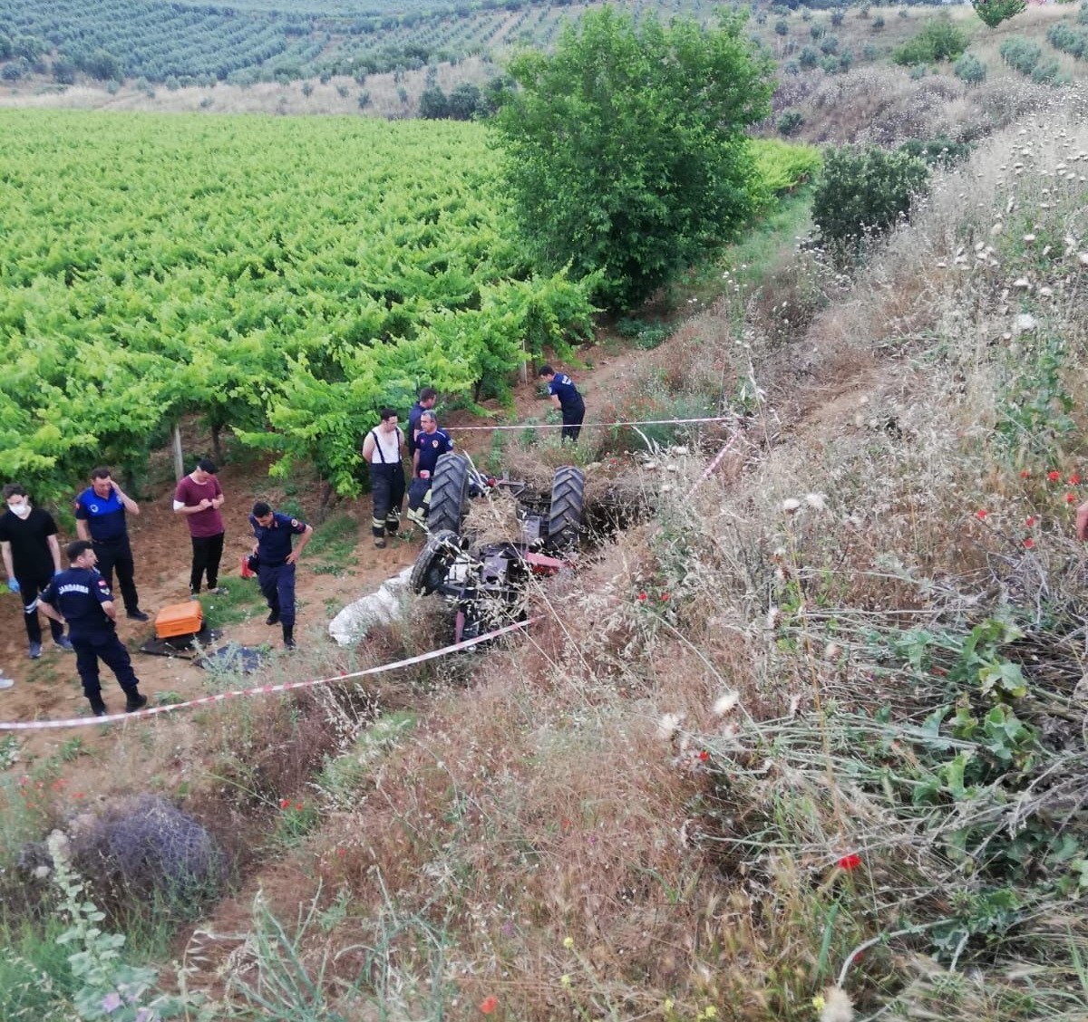 MANİSA’NIN SALİHLİ İLÇESİNDE KONTROLDEN ÇIKARAK DEVRİLEN TRAKTÖRÜN ALTINDA KALAN 61