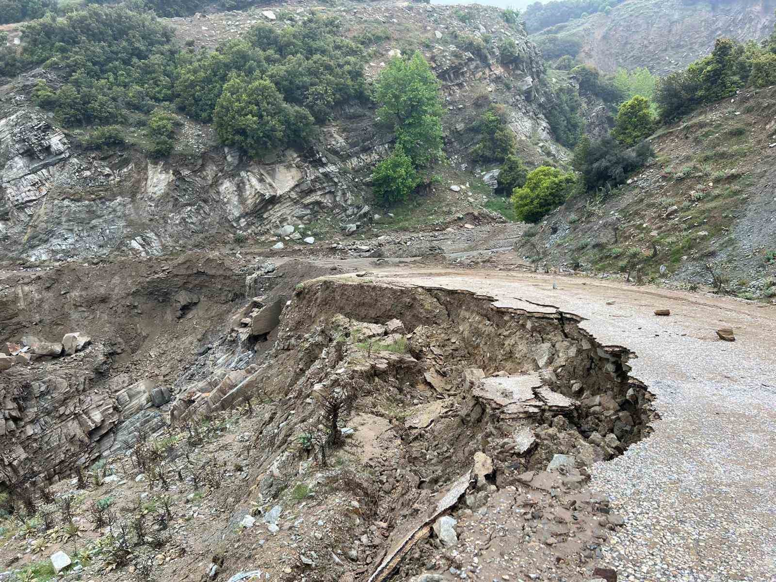 MANİSA'NIN SARIGÖL İLÇESİNDE GÜNLERDİR DEVAM EDEN AŞIRI YAĞIŞLAR SEBEBİYLE MEYDANA