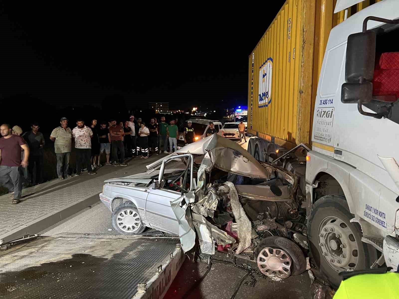 MANİSA’DA KAMYONUN ARKADAN ÇARPTIĞI OTOMOBİL HURDAYA DÖNDÜ. KAZADA OTOMOBİL SÜRÜCÜSÜ