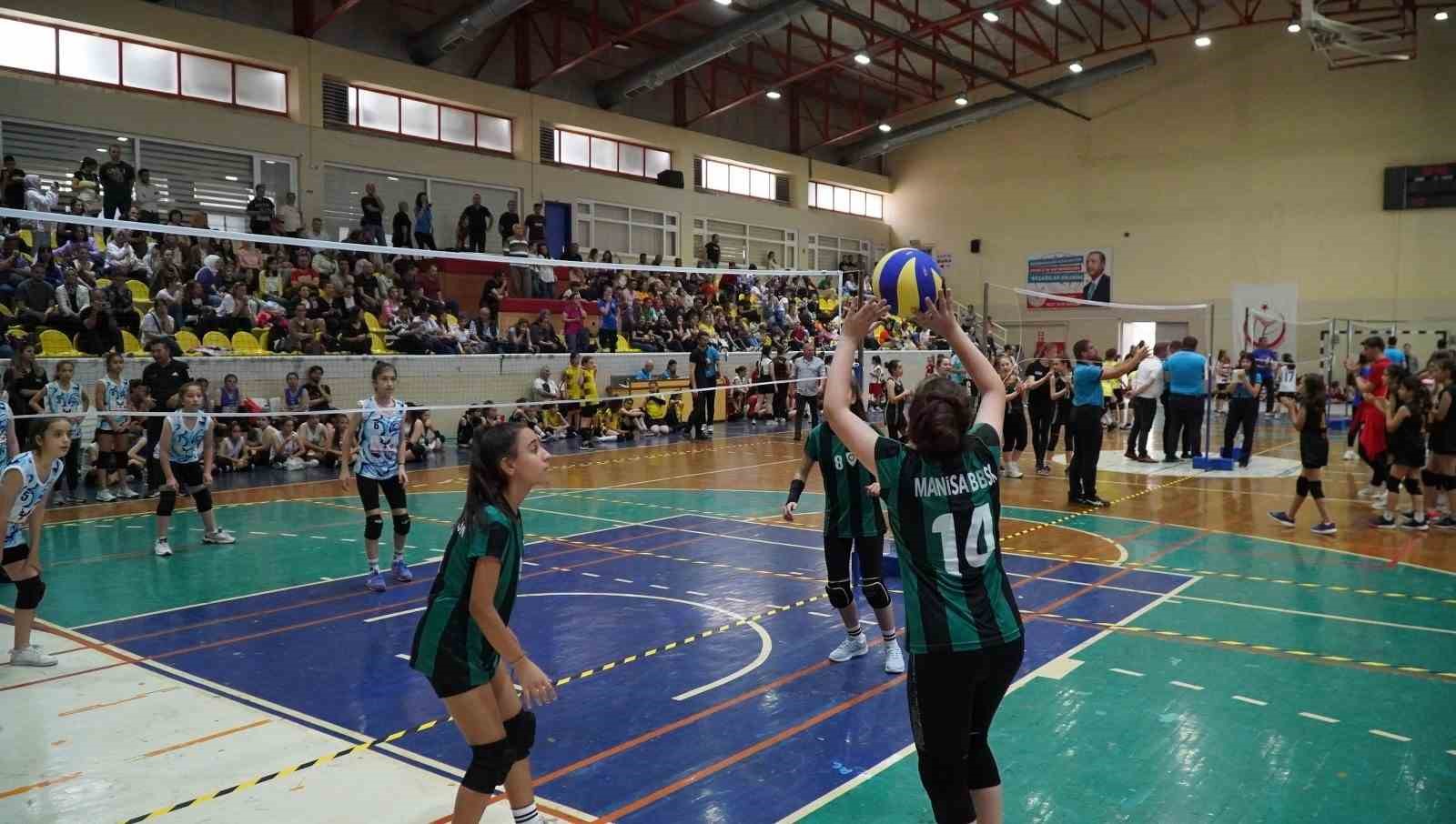 KUBİLAY ALAN'A VEDA MİNİ VOLEYBOL ŞENLİĞİ, MANİSA GENELİNDEN 42 TAKIMIN