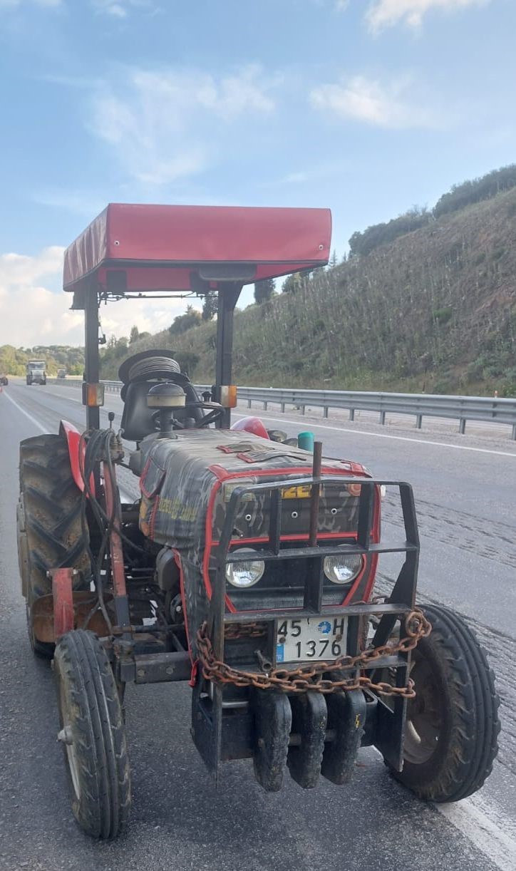 MANİSA’NIN SARIGÖL İLÇESİNDE SEYİR HALİNDEKİ TRAKTÖRDEN DÜŞEN GENÇ HAYATINI KAYBETTİ.