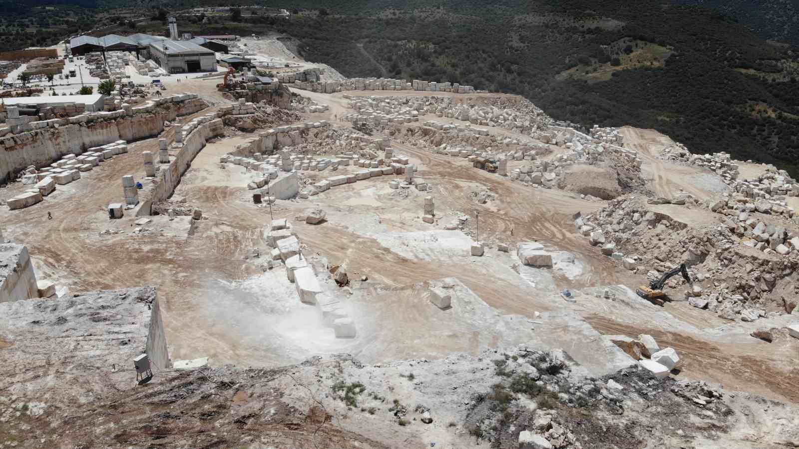 MANİSA'NIN KULA İLÇESİNDE HER YIL YAKLAŞIK 40'TAN FAZLA ÜLKEYE TRAVERTEN