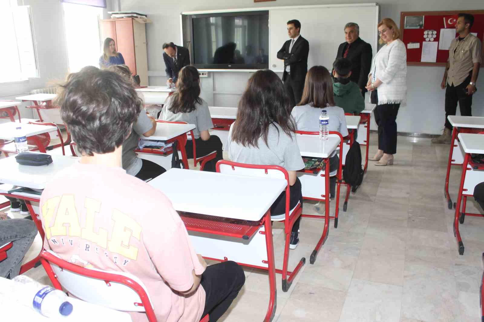 Manyas’ta bin 978 öğrenci tatile girdi 2022-2023 eğitim-öğretim yılının sona ermesiyle birlikte bin 978 öğrenci yaz