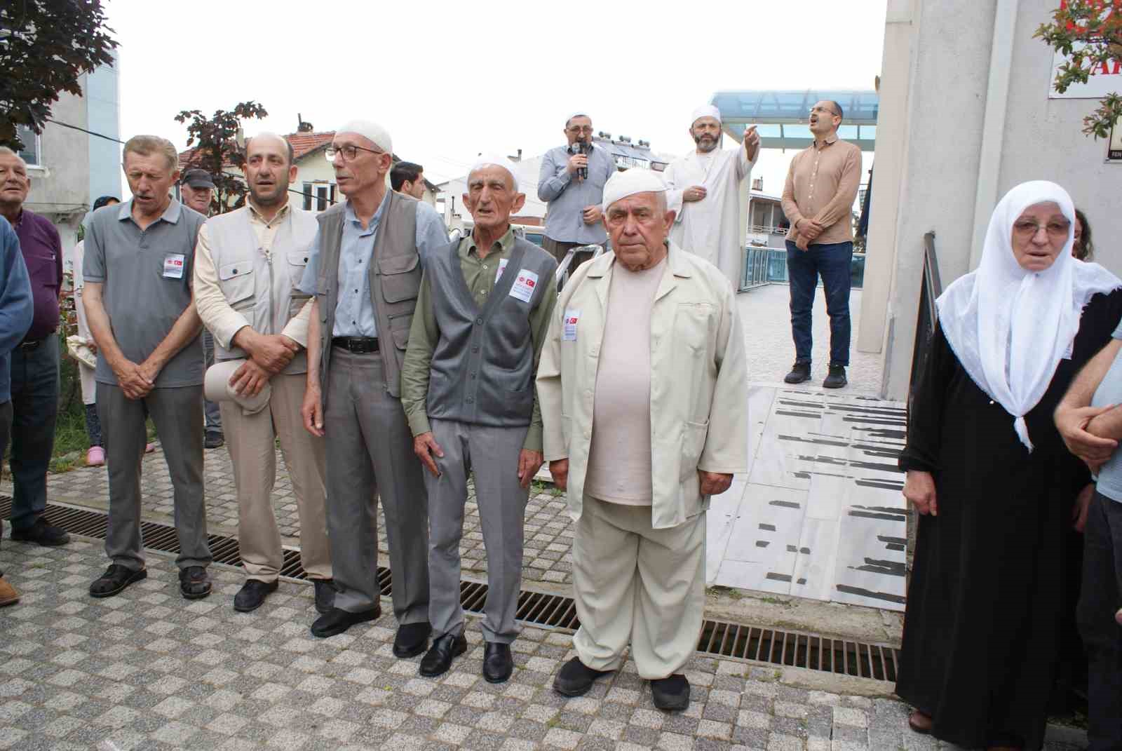 Manyas’ta Hacı adayları dualar eşliğinde uğurlandılar MANYAS’TA HACI ADAYLARI DUALAR EŞLİĞİNDE UĞURLANDILAR