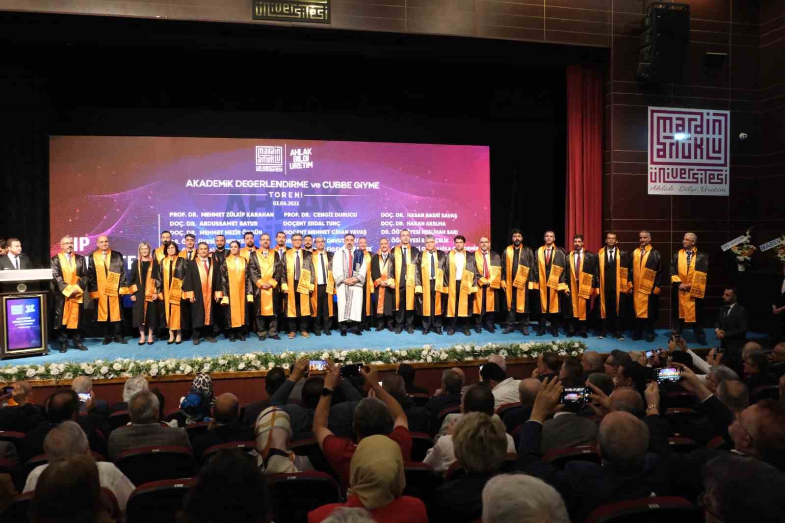 MARDİN ARTUKLU ÜNİVERSİTESİ'NDE AKADEMİK DEĞERLENDİRME VE CÜBBE GİTME TÖRENİ DÜZENLENDİ.