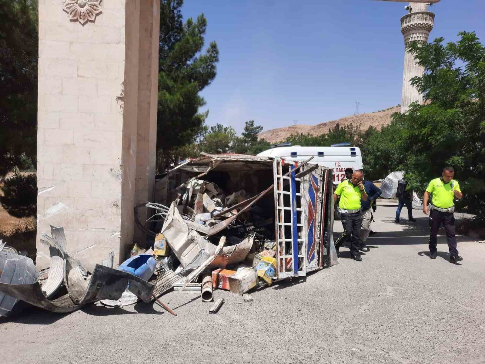 MARDİN'İN ARTUKLU İLÇESİNDE HURDA YÜKÜ KAMYONETİN KONTROLDEN ÇIKARAK DEVRİLMESİ SONUCU