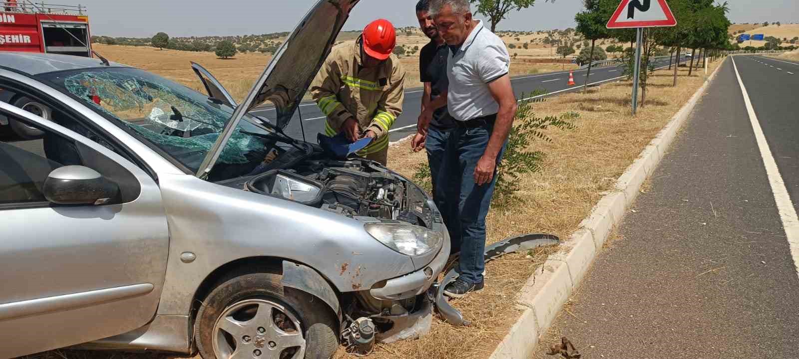 MARDİN’DE OTOMOBİL REFÜJE ÇIKTI, 2 KİŞİ YARALANDI