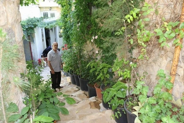 MARDİN’İN ARTUKLU İLÇESİNDE MAHALLE MUHTARI VE EŞİ ÖRNEK DAVRANIŞTA BULUNARAK,