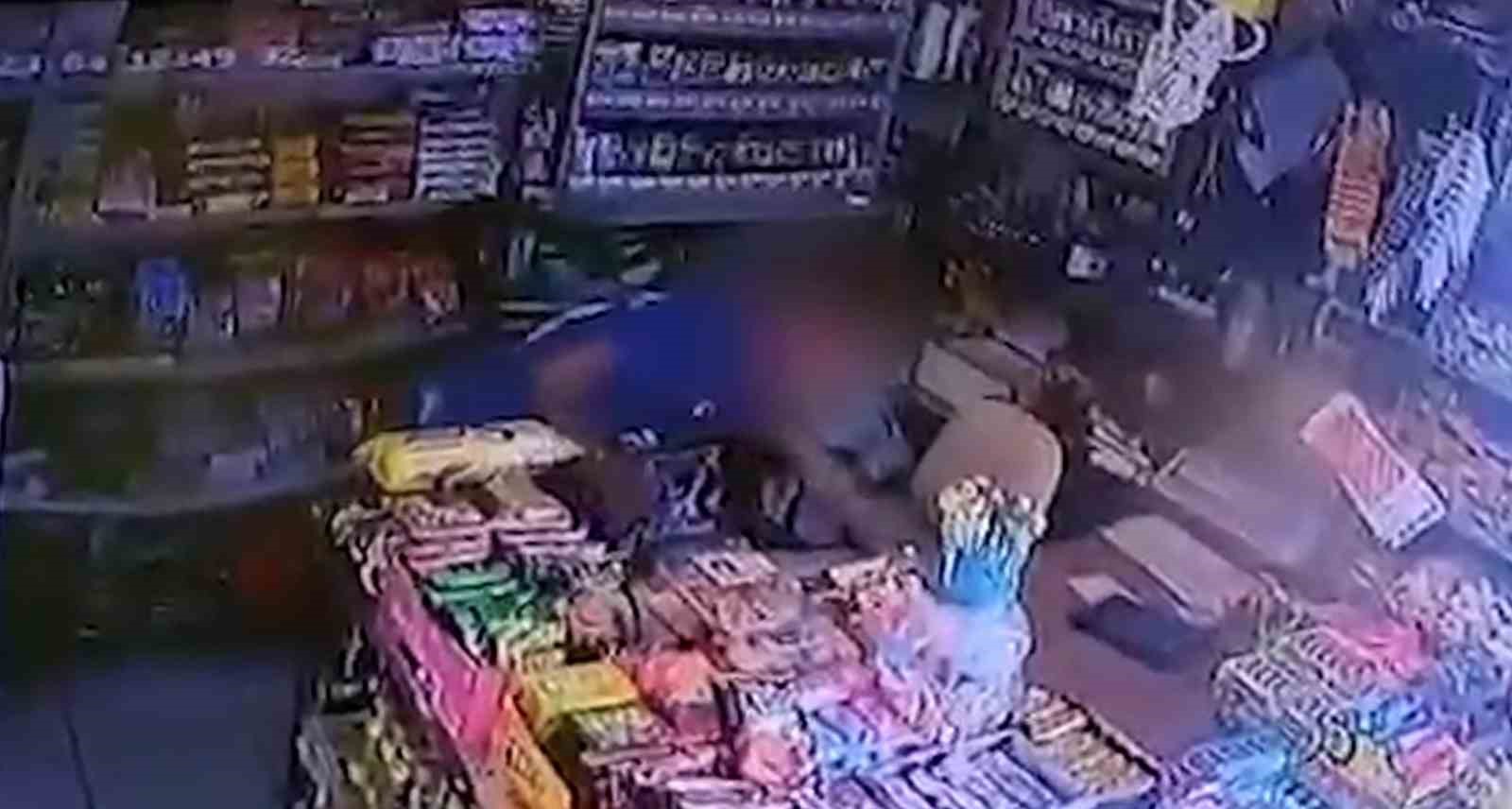 MANİSA'NIN GÖLMARMARA İLÇESİNDE BİR MARKETTEN SİGARA VE PARA ÇALAN HIRSIZ,
