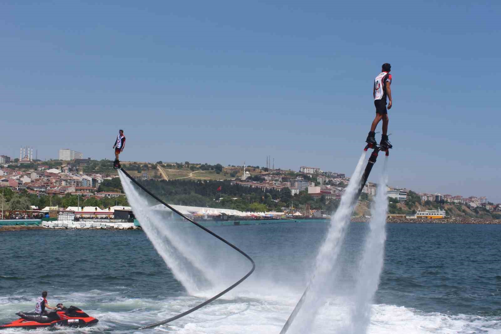 TEKİRDAĞ'DA ULUSLARARASI KİRAZ FESTİVALİ'NDE, DENİZDE FLYBOARD GÖSTERİSİ İZLEYENLERE GÜZEL ANLAR
