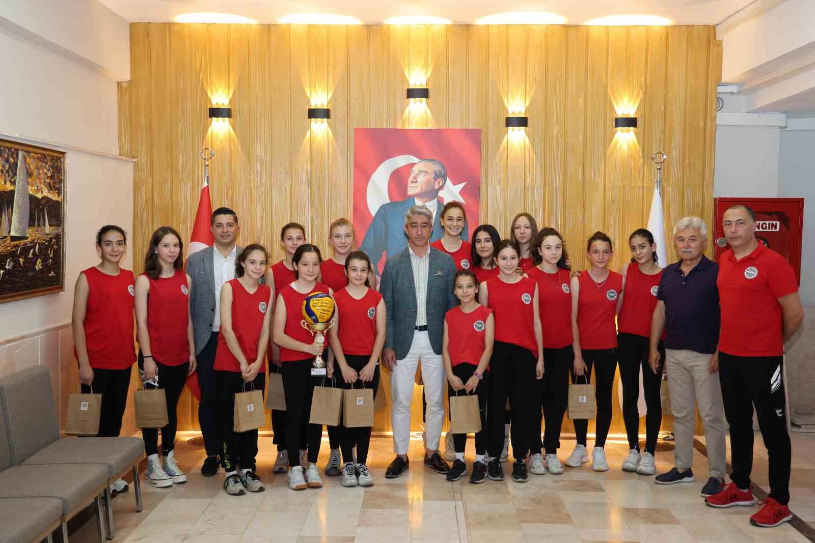 TÜRKİYE 5’İNCİSİ OLAN MARMARİS BELEDİYESİ GENÇLİKSPOR U-12 VOLEYBOL TAKIMI, KUPALARIYLA