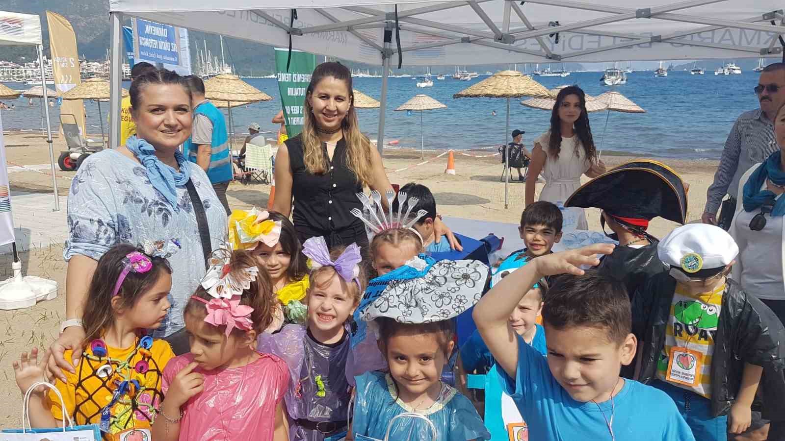 MARMARİS’TE DÜNYA ÇEVRE GÜNÜNDE PLAJLAR TEMİZLENDİ MAVİ BAYRAK ASILDI
