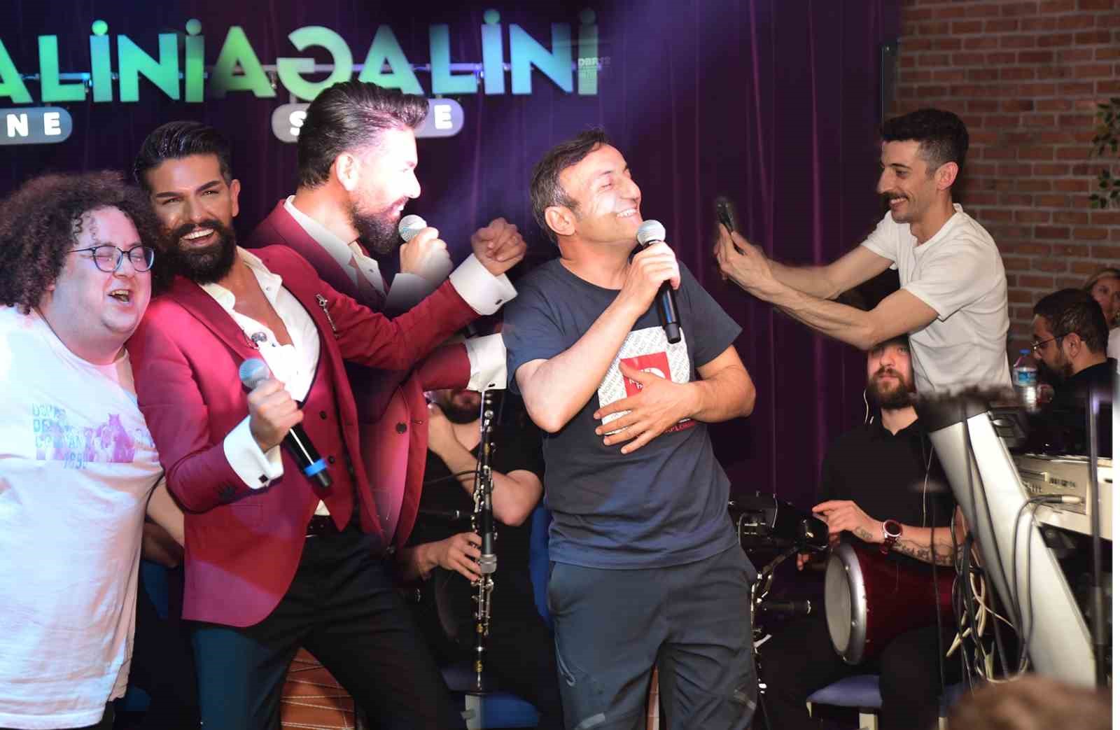 DÜN GECE BURSA’DA SAHNE ALAN MEHMET ÇEVİK’İN ÜNLÜ KONUKLARI VARDI.