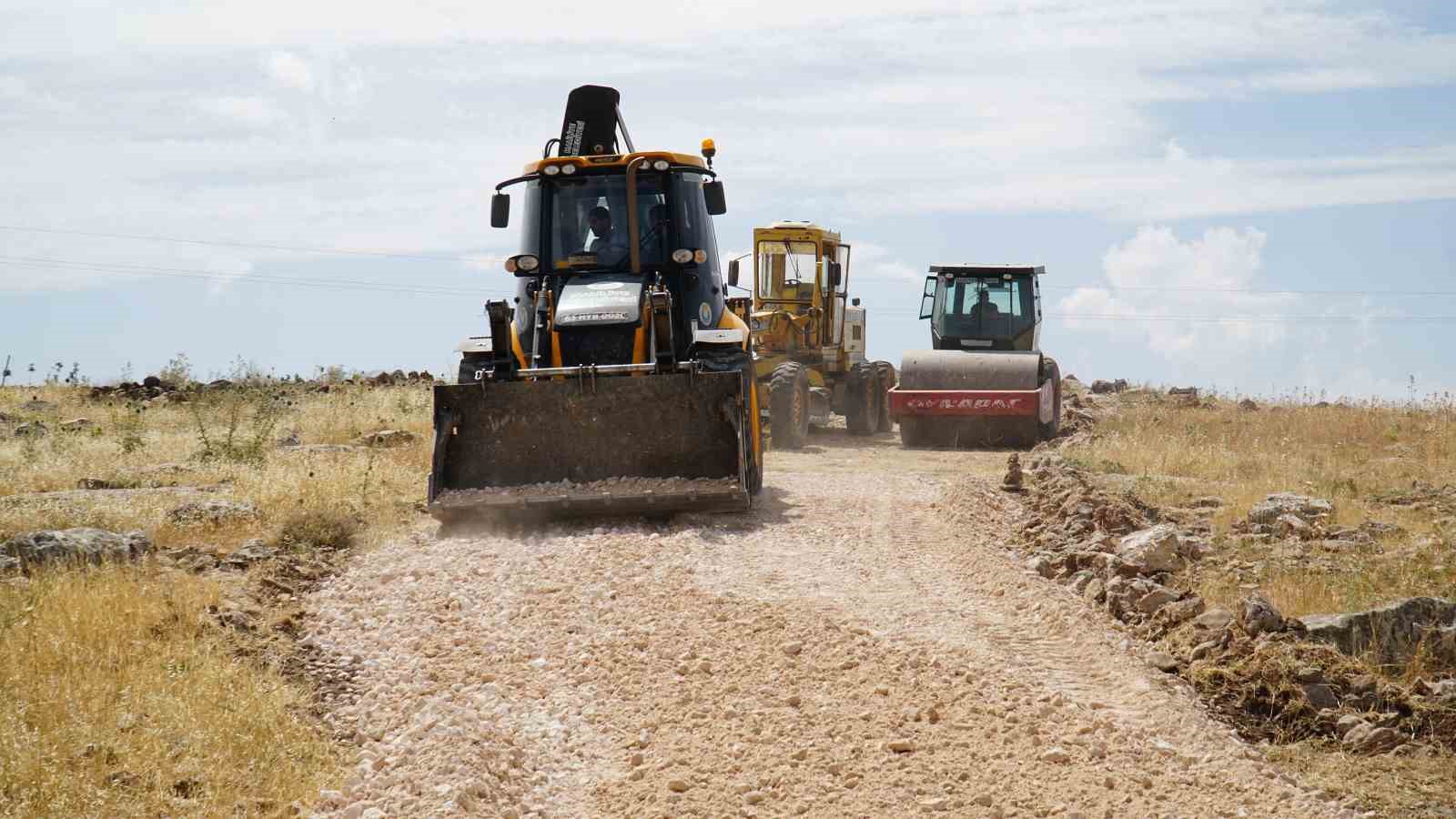 MERKEZ VE KIRSALDA YOL ÇALIŞMALARI DEVAM EDİYOR