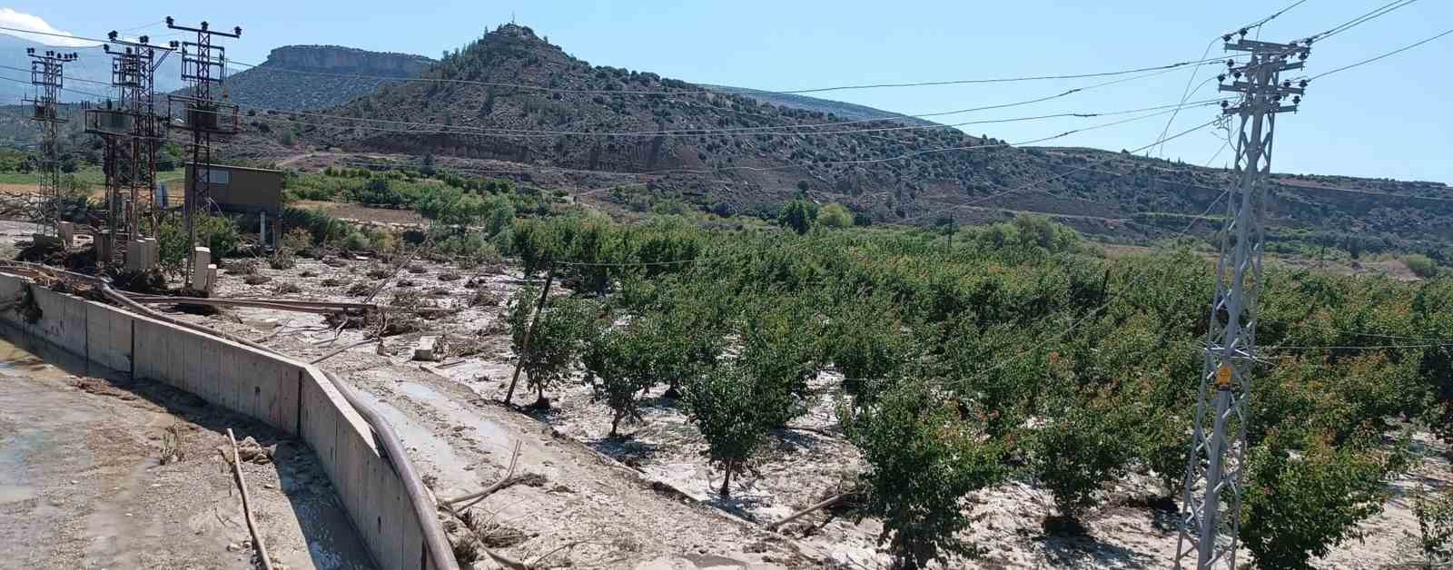 MERSİN’İN MUT İLÇESİNDE SAĞANAK YAĞIŞ VE DOLU NEDENİYLE DERELER TAŞTI,