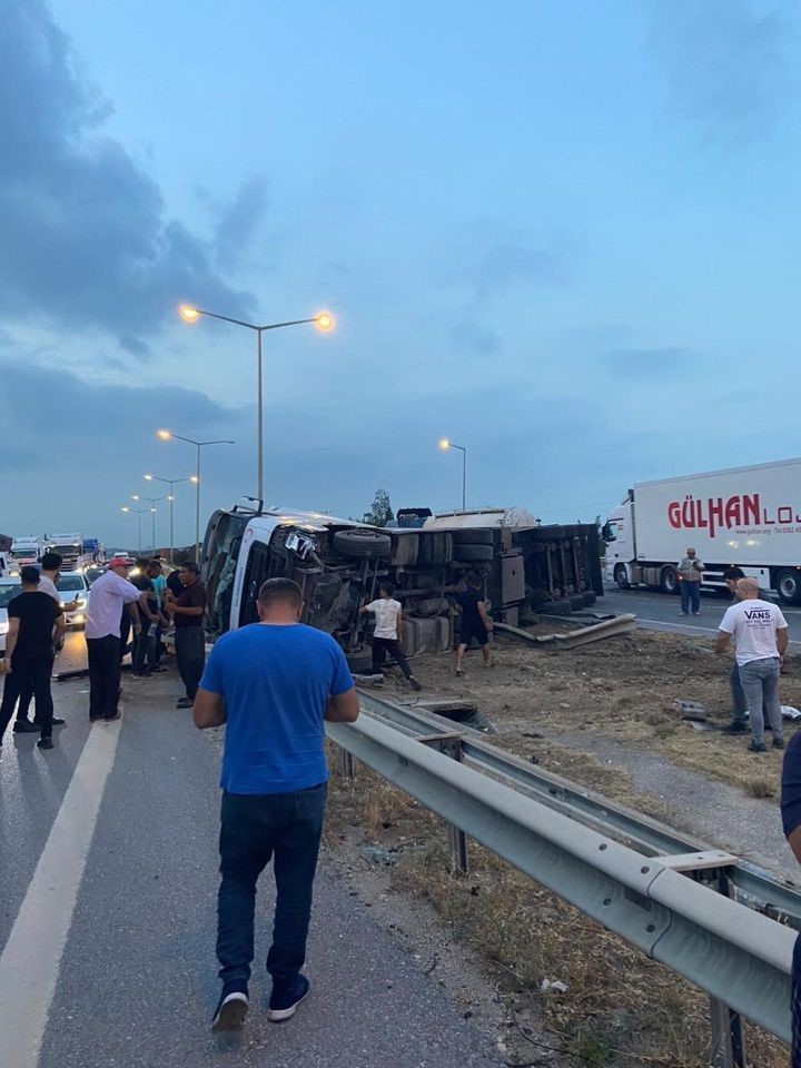 MERSİN’İN TARSUS İLÇESİNDE 9 ARACIN KARIŞTIĞI ZİNCİRLEME TRAFİK KAZASINDA 4