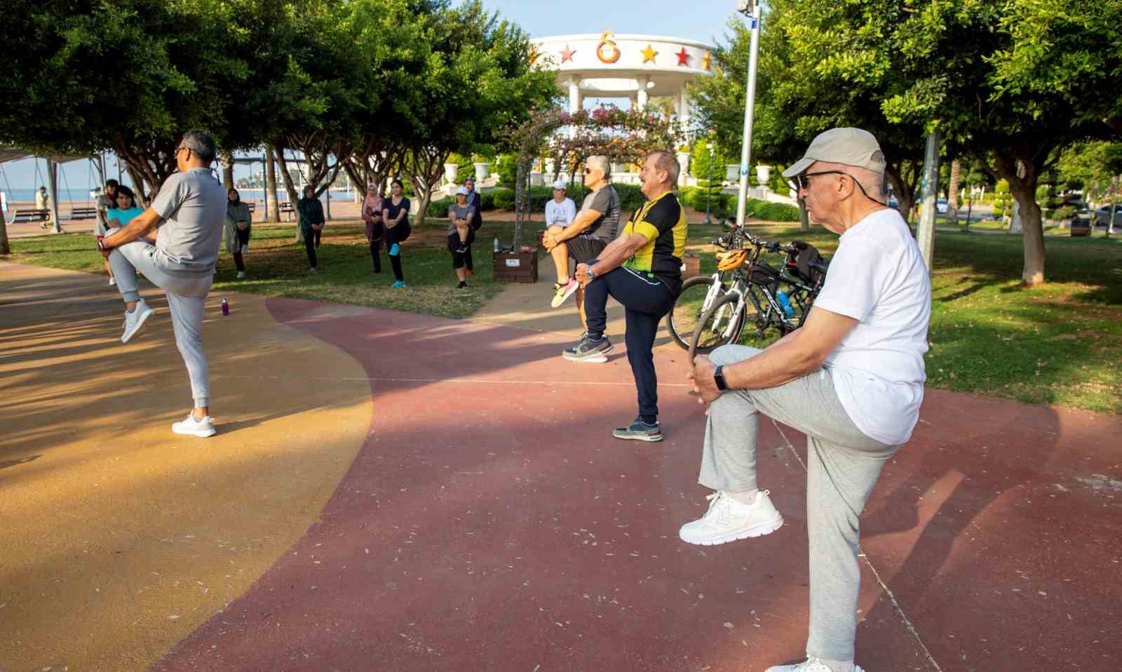 MERSİN'DE SPOR YAPARAK SAĞLIKLI BİR HAYAT SÜRMEK İSTEYEN VATANDAŞLAR, PROFESYONEL