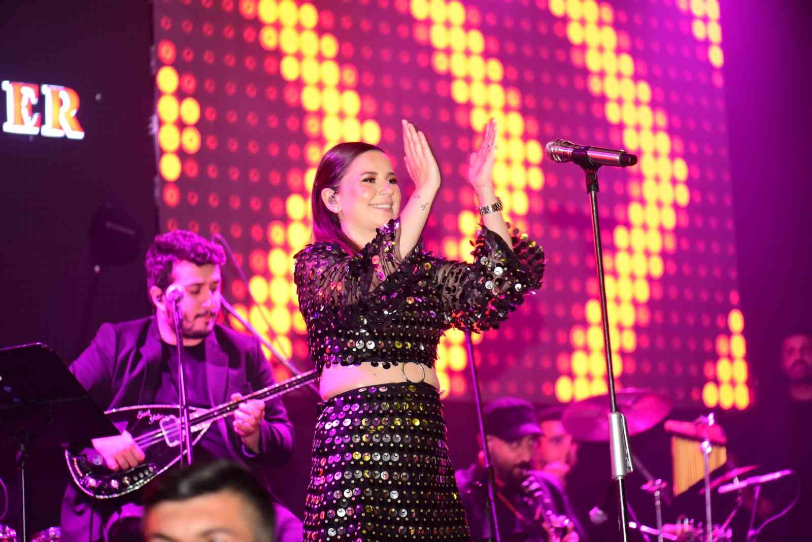 ÜNLÜ ŞARKICI MERVE ÖZBEY DÜN AKŞAM BURSA’DA SAHNE ALDI.