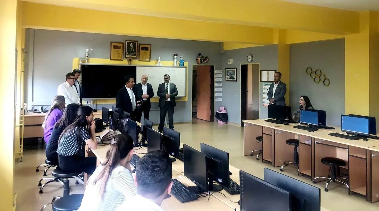 OKUL TEMELLİ MESLEKİ GELİŞİM EĞİTİMLERİ KAPSAMINDA GÖNÜLLÜ ÖĞRETMENLERE YÖNELİK 'BİLİMSEL