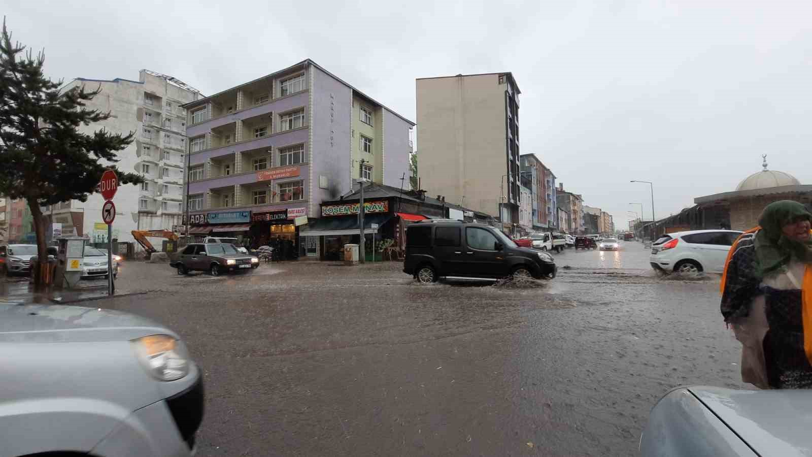 METEOROLOJİ UYARMIŞTI, KARS’TA CADDELER GÖLE DÖNDÜ(KARS-İHA)