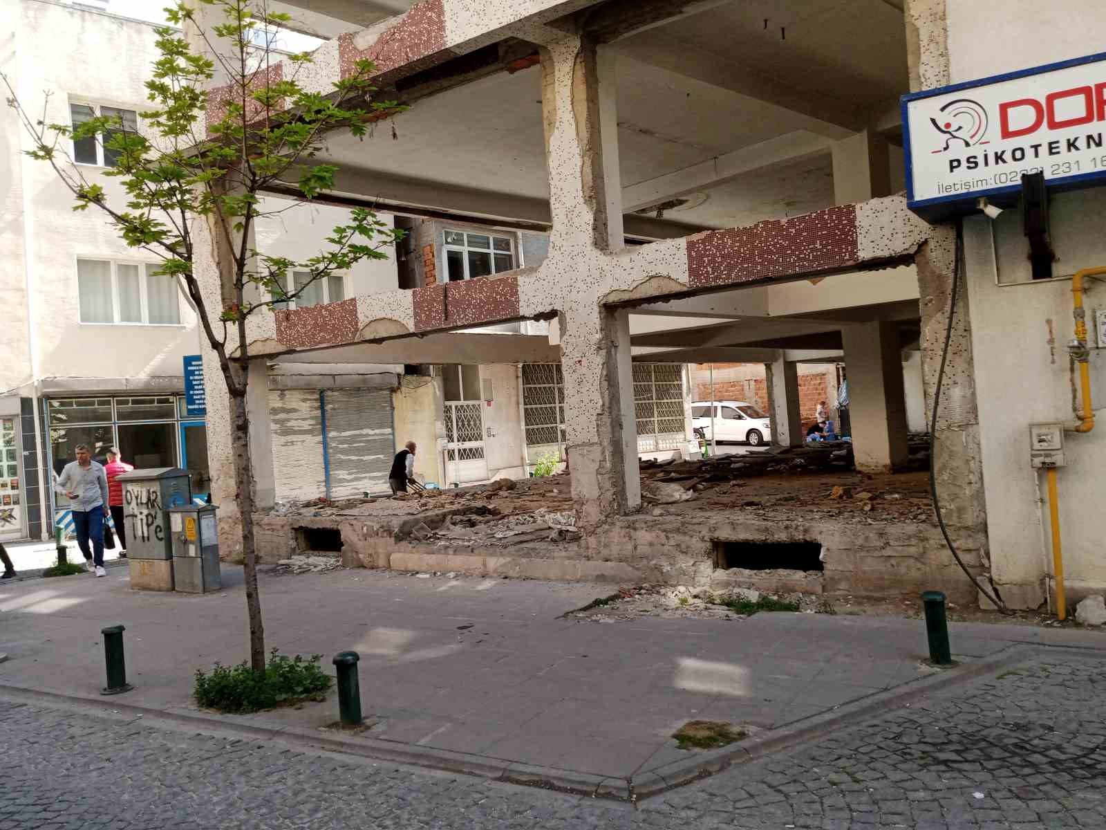 DEMİRCİLER SOKAK ÜZERİNDEKİ METRUK BİNA