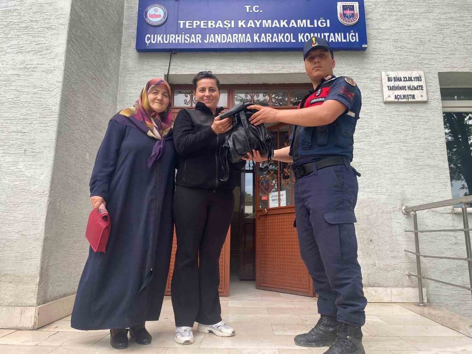 ESKİŞEHİR’DE BİR VATANDAŞ TARAFINDAN MEZARLIKTA UNUTULAN İÇİNDE ALTIN BULUNAN ÇANTA