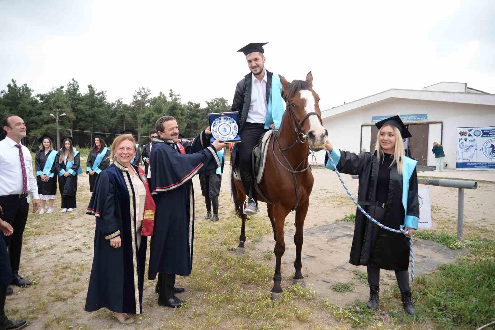 BURSA ULUDAĞ ÜNİVERSİTESİ’NDE (BUÜ) 2022-2023 AKADEMİK YILI MEZUNİYET TÖRENLERİ DÜZENLENMEYE