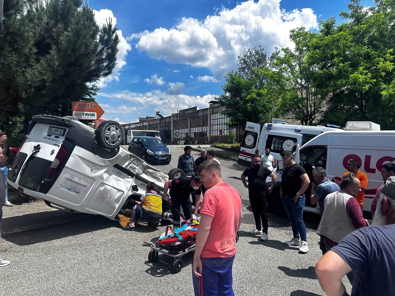 KARABÜK’ÜN SAFRANBOLU İLÇESİNDE MEYDANA GELEN KAZADA TERS DÖNEN KURYE ARACINDA