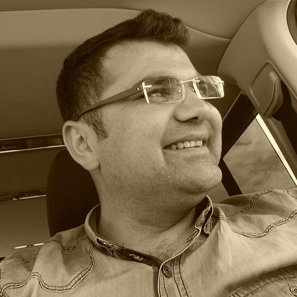 DENİZLİ’NİN SARAYKÖY İLÇESİNDE TARIM İŞÇİLERİNİN İÇİNDE BULUNDUĞU MİNİBÜSLE ÇARPIŞAN MOTOSİKLET