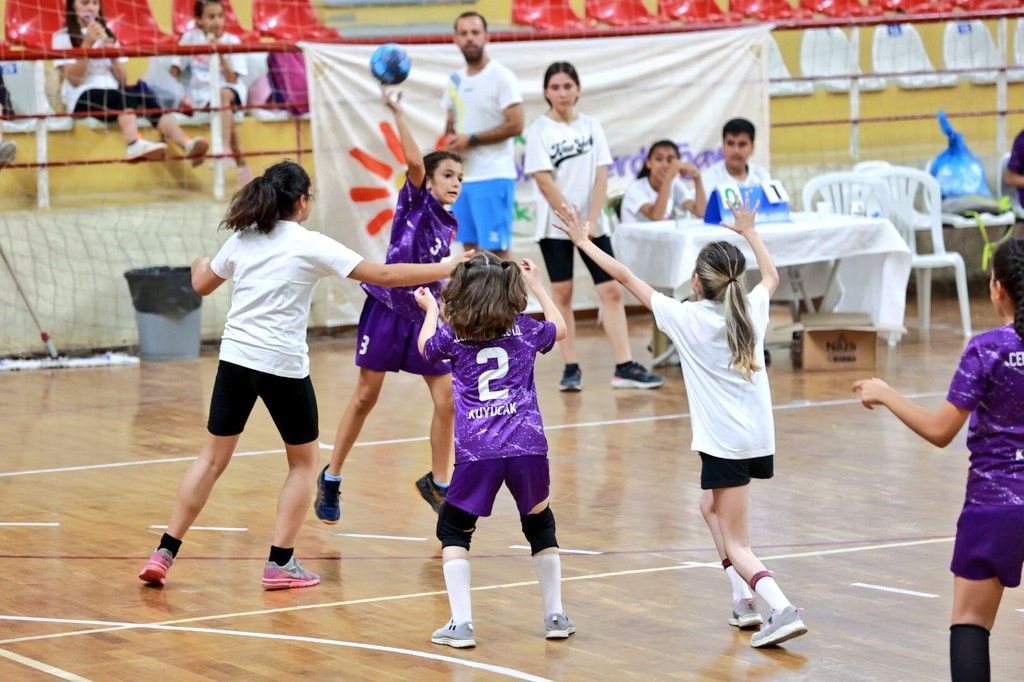 DENİZLİ’DE GELENEKSEL OLARAK YAPILAN MİNİK ELLER HENTBOL ŞENLİĞİ, BU SENE