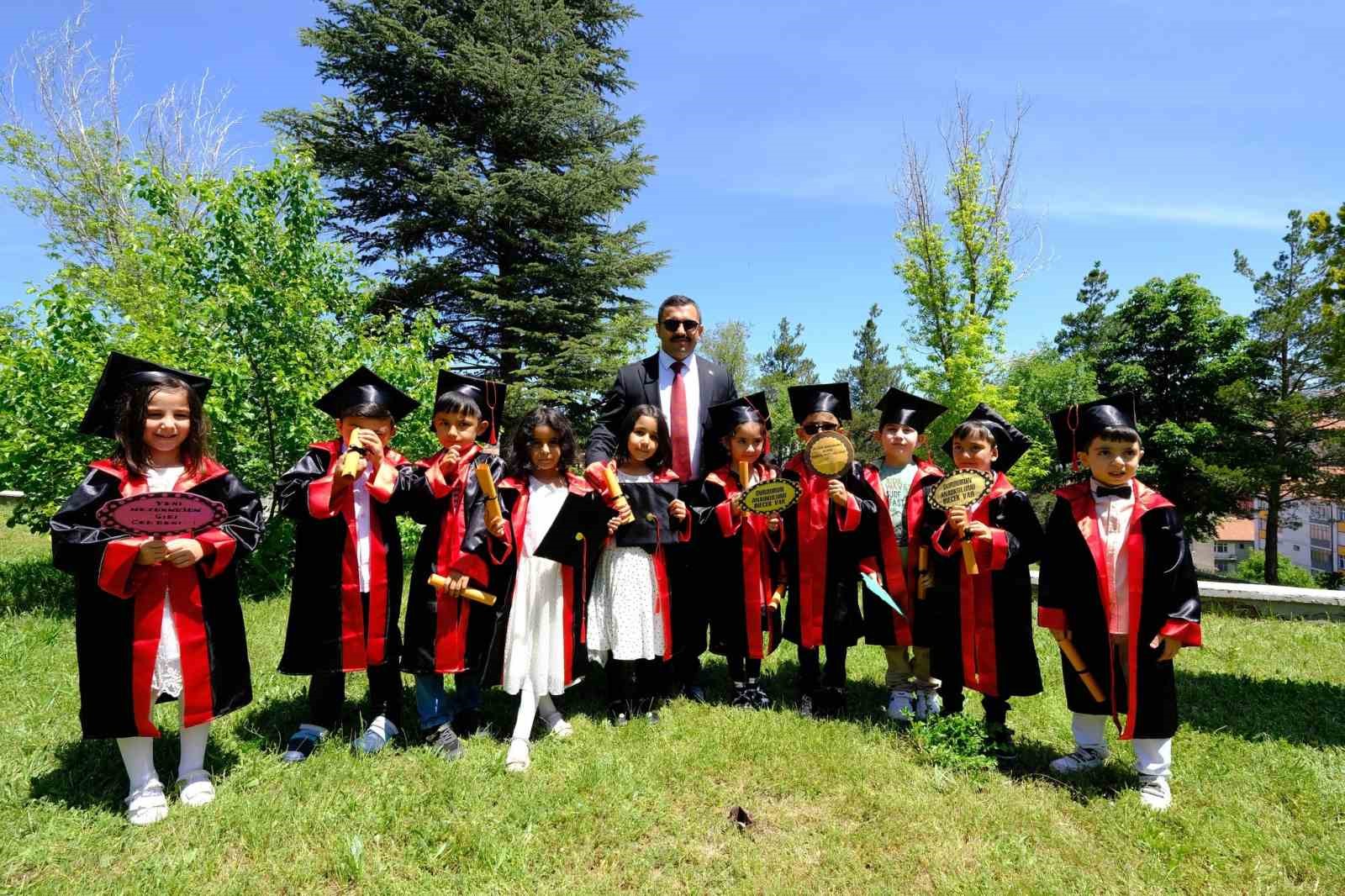 AKDAĞMADENİ İLÇESİNDE MİNİK ÖĞRENCİLER, 2022-2023 EĞİTİM DÖNEMİNİ TAMAMLAYARAK MEZUNİYET COŞKUSU