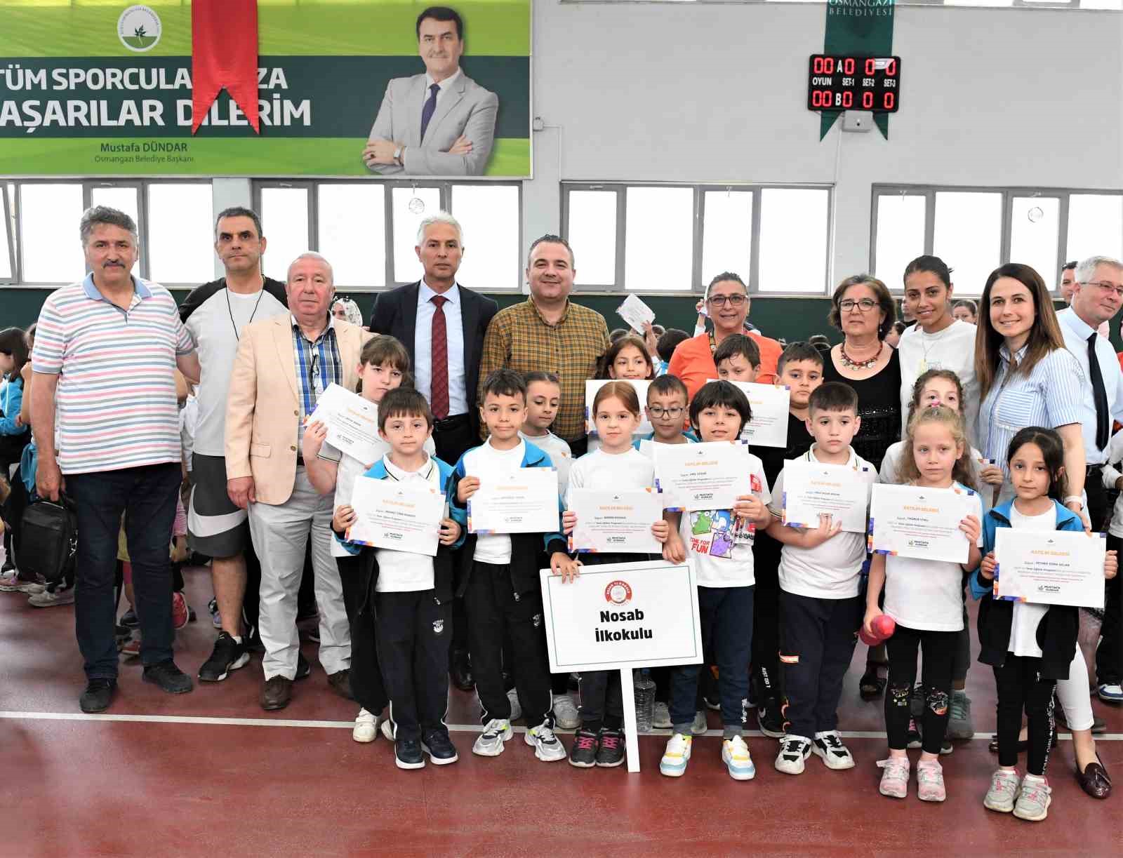 OSMANGAZİ BELEDİYESİ’NİN VERDİĞİ TENİS EĞİTİMİNDEN FAYDALANAN 1 VE 2. SINIF