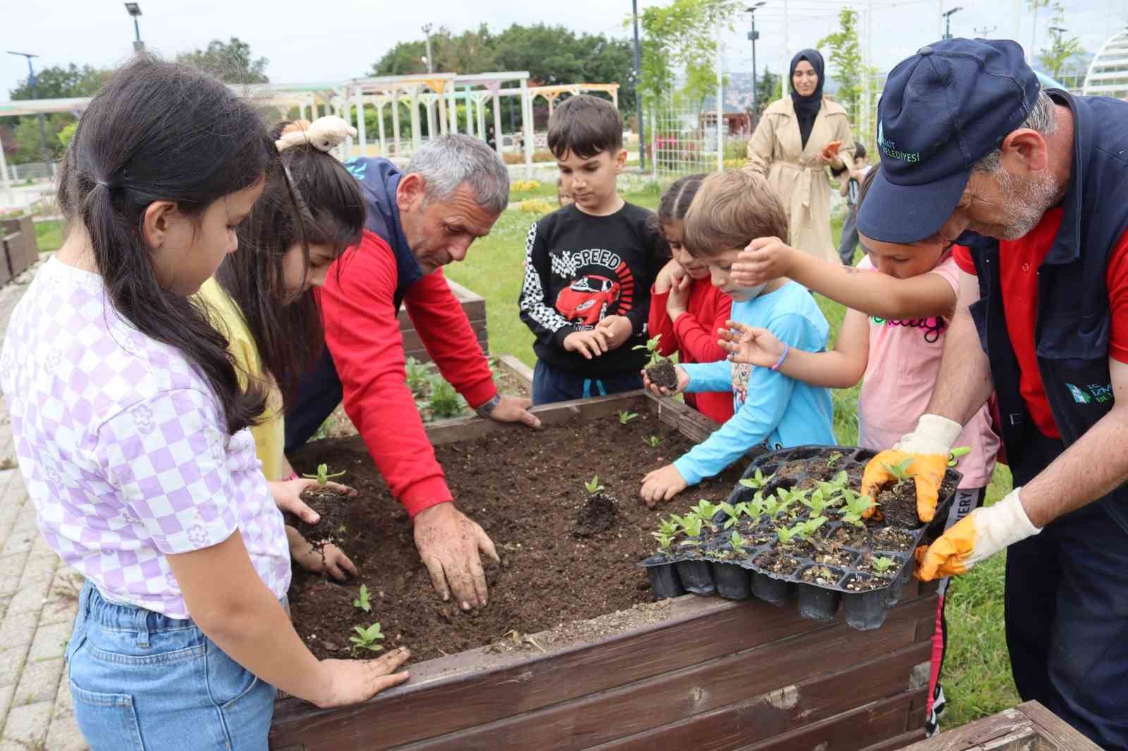 İZMİT BELEDİYESİ PARK VE BAHÇELER MÜDÜRLÜĞÜ EKİPLERİ, EKOLOJİK YAŞAM BAHÇESİ