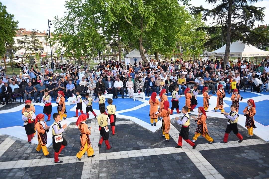 BURSA YENİŞEHİR BELEDİYESİ YILSONU ETKİNLİKLERİ PROGRAMINDA SAHNEYE ÇIKAN MİNİK ÖĞRENCİLER