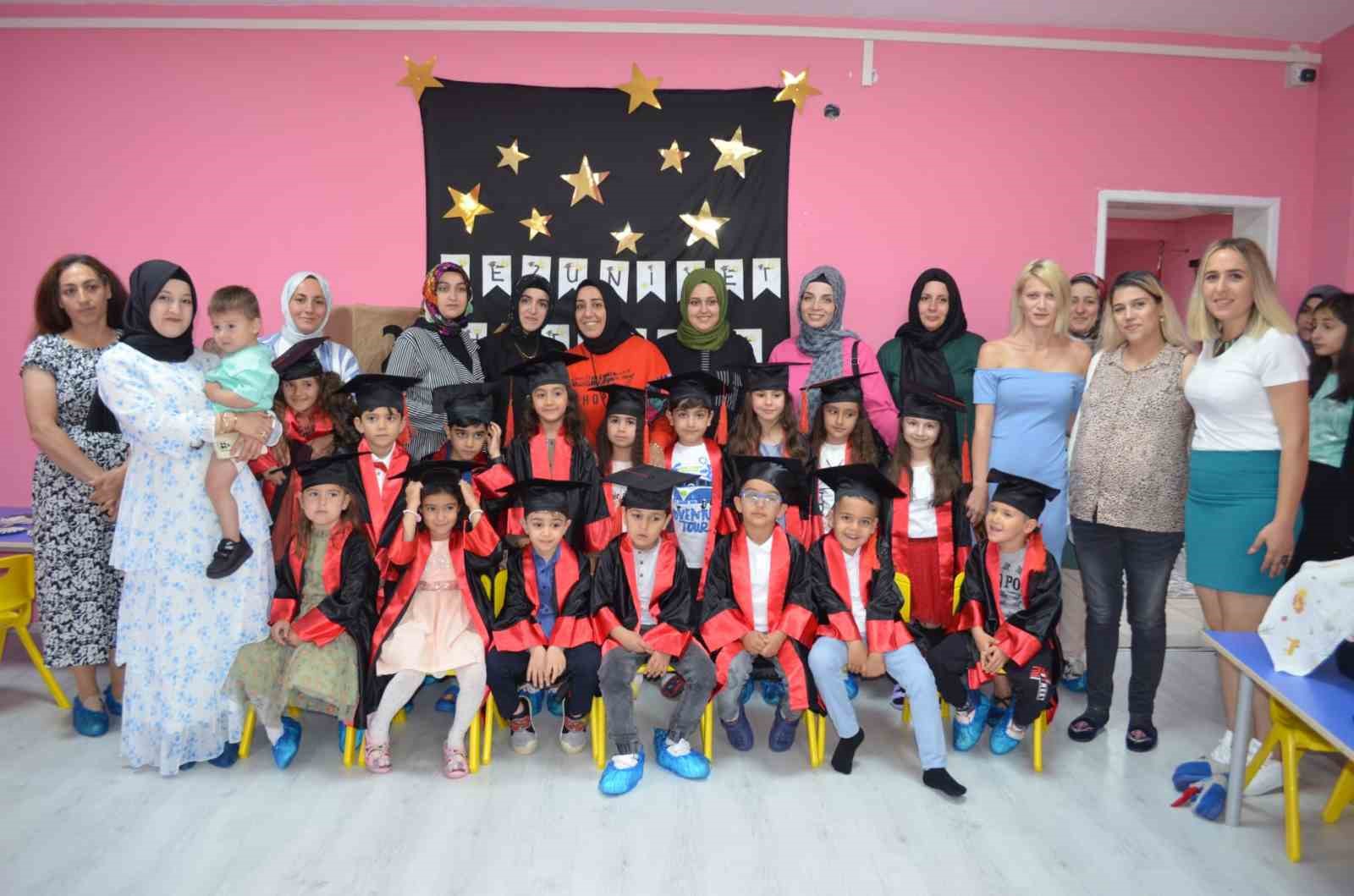 TUNCELİ'NİN ÇEMİŞGEZEK İLÇESİNDE ANAOKULU ÖĞRENCİLERİ KENDİLERİ İÇİN DÜZENLENEN MEZUNİYET ETKİNLİĞİNDE